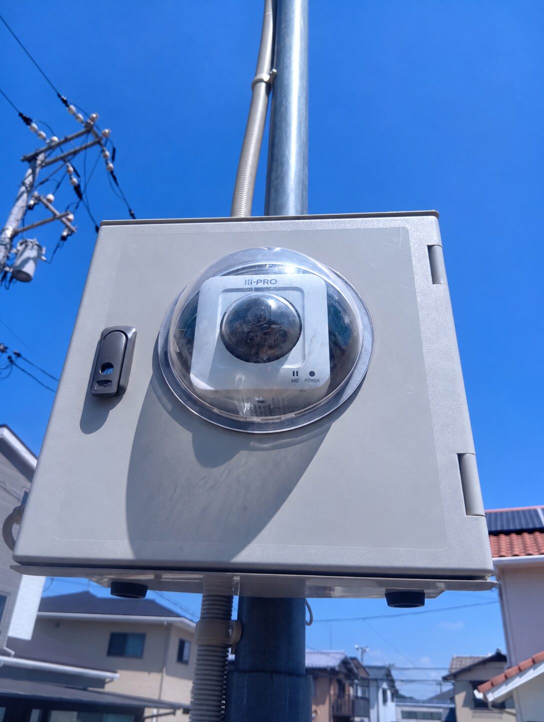 屋外に設置された現場カメラのサンプル。名称等を非表示に加工